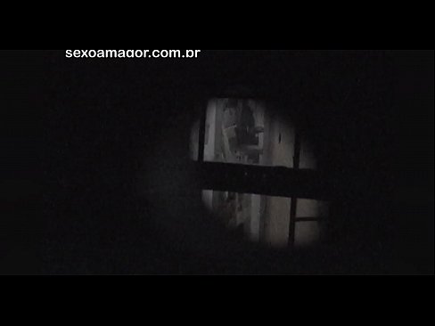❤️ Бландзінка таемна здымаецца на відэа з суседскага вуаерыста, схаванага за пустымі цэгламі ❌ Порна відэа у нас ❌